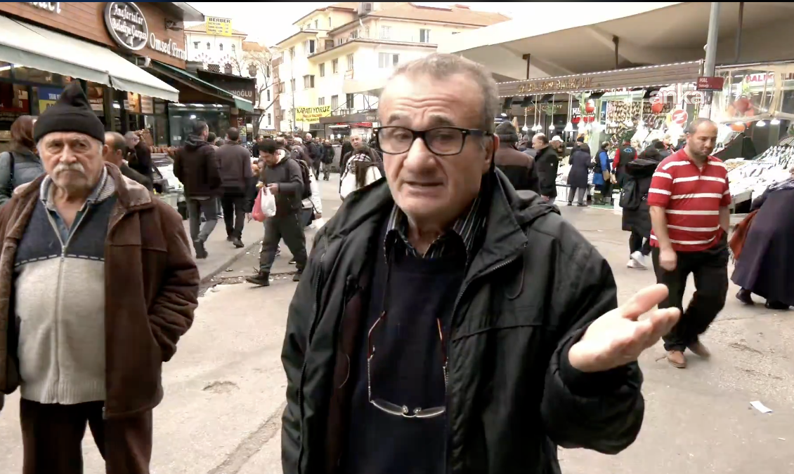 Emekli yurttaş isyan etti: "Aldığım maaş kirama yetmiyor, sokaktan tahta toplayıp yakacağım"