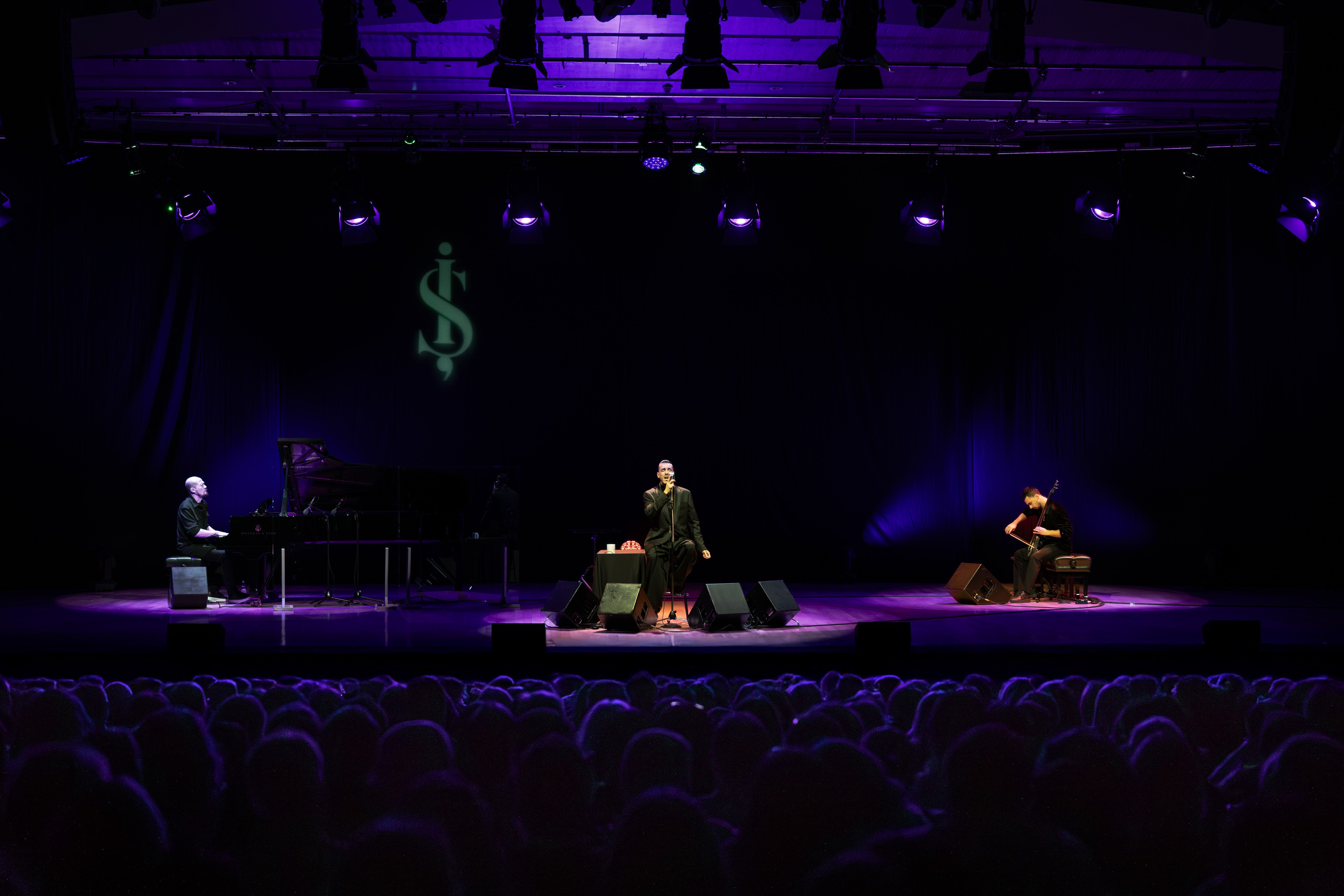 Cem Adrian'dan İş Sanat Sahnesinde unutulmaz performans