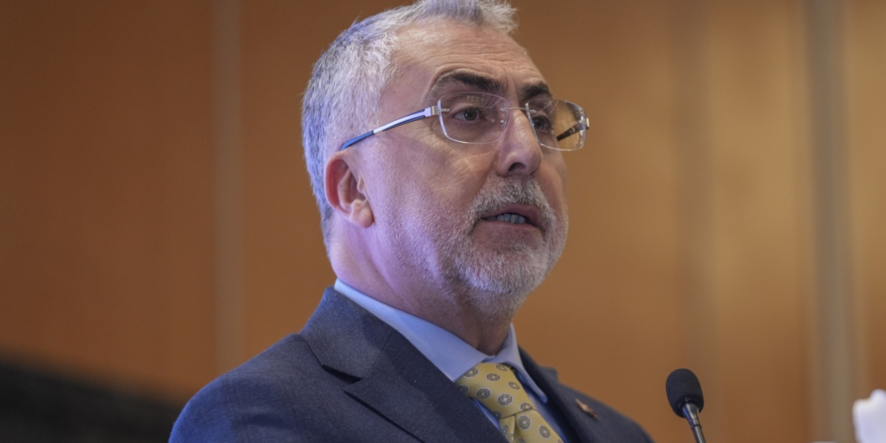 Bakan Işıkhan'dan asgari ücret açıklaması: 'Dengeleri gözetecek bir anlayışla çalışmalar yürütülecek'