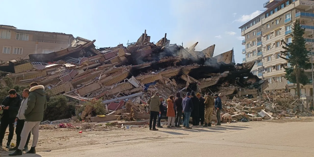 Ders çıkarılmıyor: 51 kişinin öldüğü binayı yapan müteahhit TOKİ'ye çalışıyor!