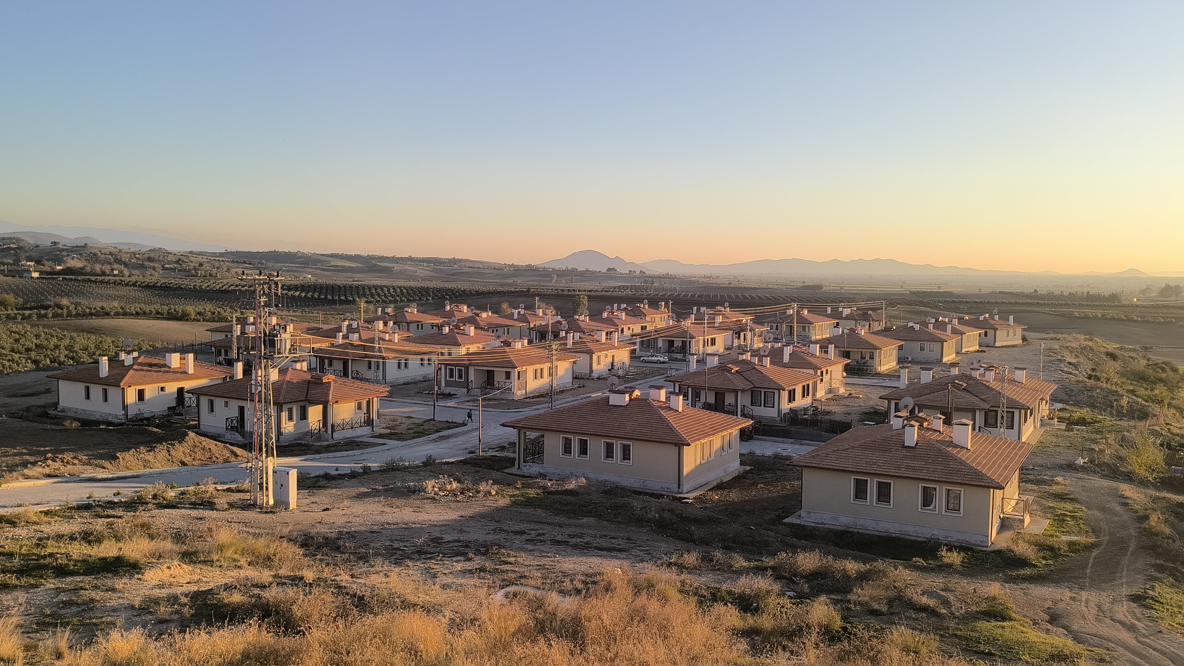 İşte depremzedelerin yeni evleri: 'Foseptik çukuru doldu, kokudan duramıyoruz!'