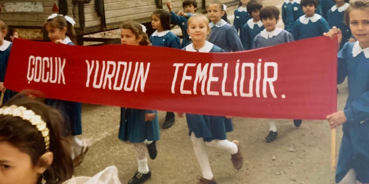 Gülşah Durbay'ın gündem olan çocukluk fotoğrafı: Bir köyde doğdu, belediye başkanı oldu