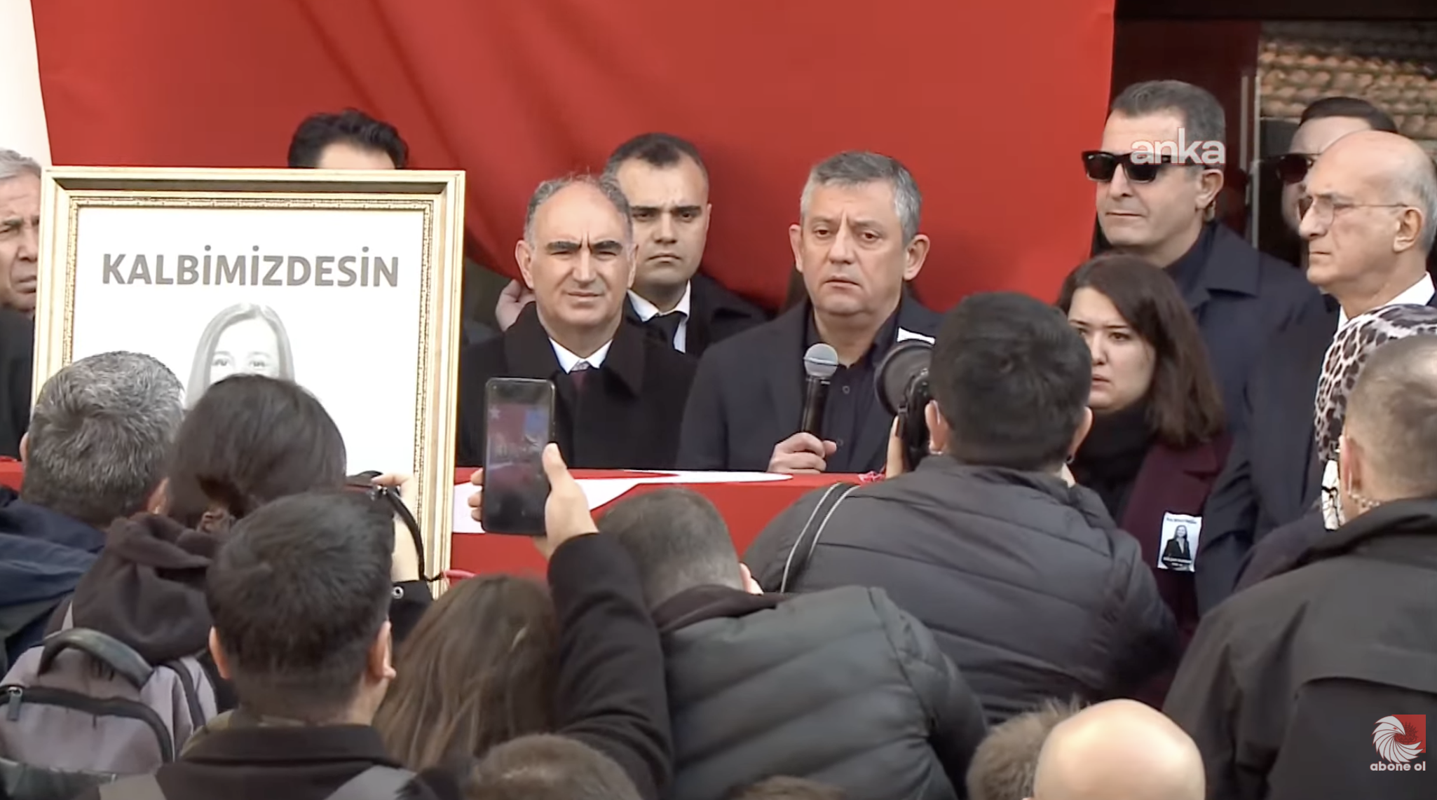 Özgür Özel, gözyaşlarıyla Gülşah Durbay'ı uğurladı: "Çok acıklı bir hikaye yazdık biz' demiş, en son ağzından çıkan bu"