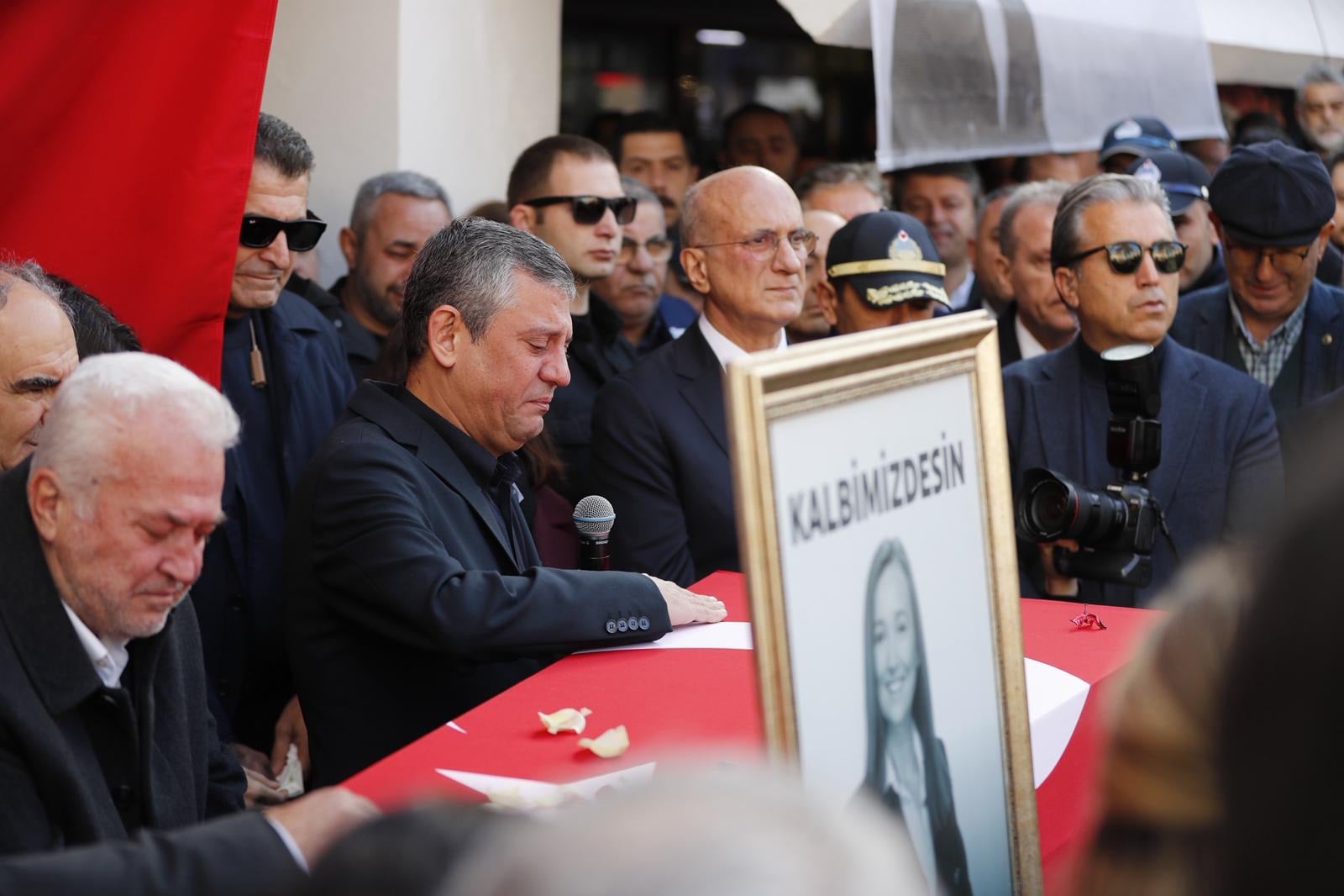 Özgür Özel, gözyaşlarıyla Gülşah Durbay'ı uğurladı: "Çok acıklı bir hikaye yazdık biz' demiş, en son ağzından çıkan bu"