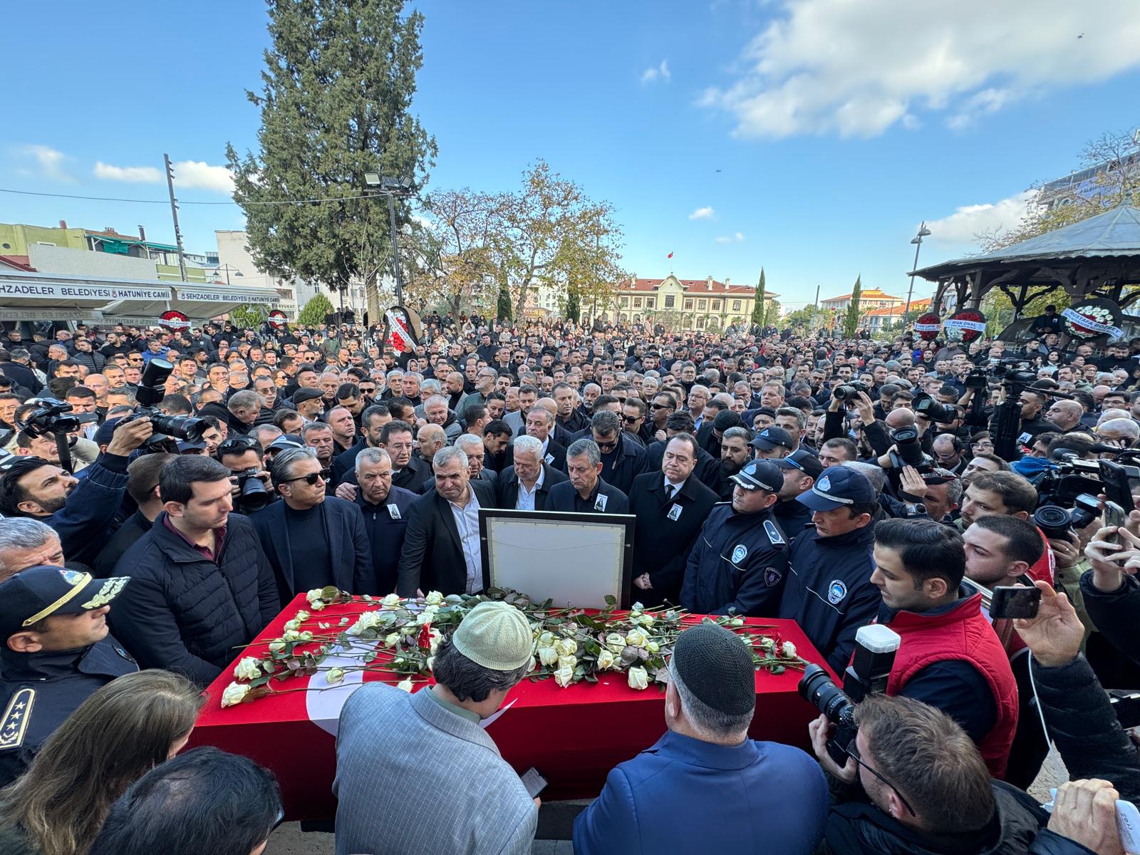 Binlerce yurttaşın omuzlarında Gülşah Durbay, son yolculuğuna uğurlanıyor