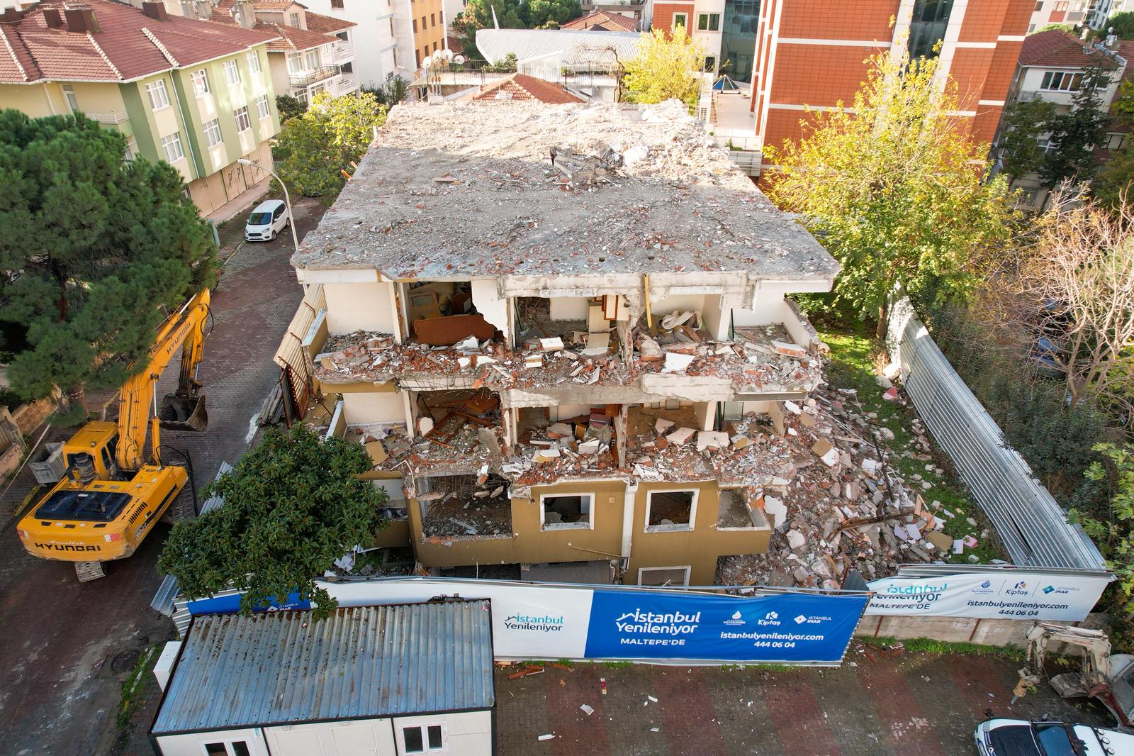 36 bin başvuru vardı : Maltepe’de Kurtuluş Apartmanı yıkıldı, dönüşüm başladı