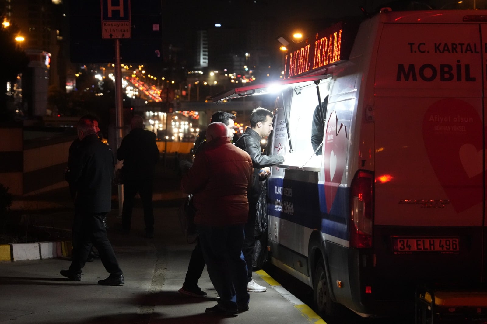 Sabahın erken saatlerinde sıcak destek: Kartal’da çorba ikramı