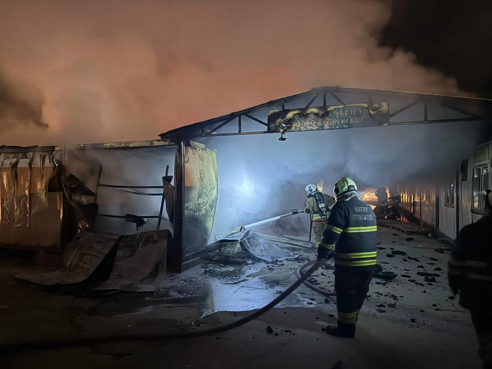 Hatay'da konteyner kentte yangın: Öğrencilerin eğitim gördüğü sınıflar kül oldu
