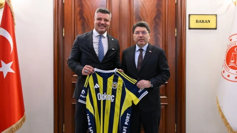 Adalet Bakanı'na Mert Hakan imzalı forma verildi: Fenerbahçe "standart prosedür" dedi