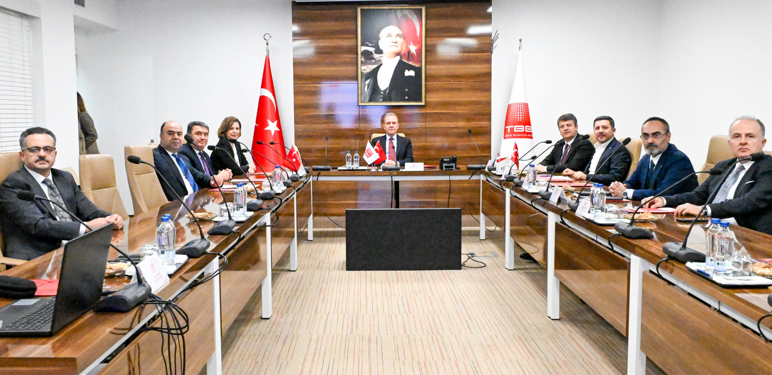 Seçer: Başkanlar 17 metrekarelik hücrede değil şehirlerinde hizmette olmalı