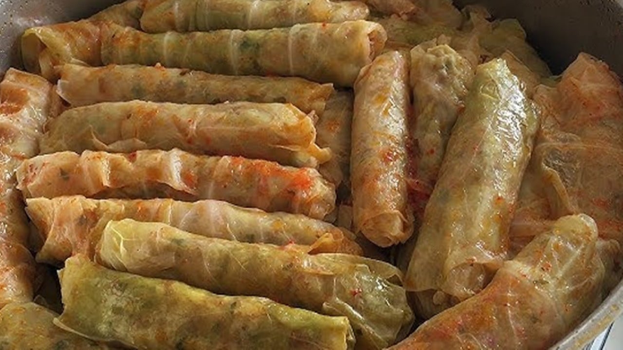 Tencerenin dibini sıyıracaksınız::: Asla dağılmayan lahana sarmasının yapılışı