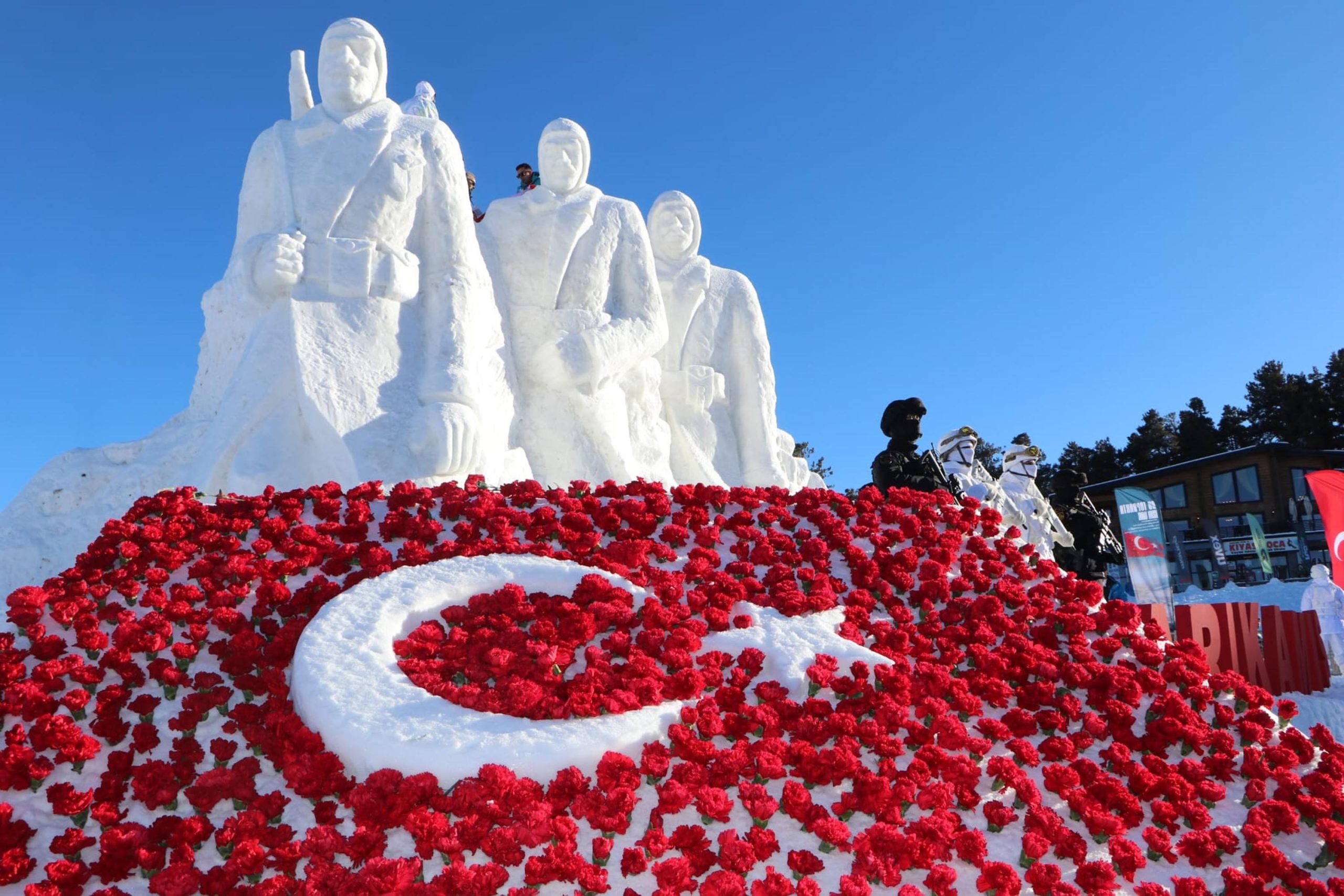 Sarıkamış'ta yapılan 'Karı yorgan edenler' temalı kardan heykellerin açılışı gerçekleştirildi