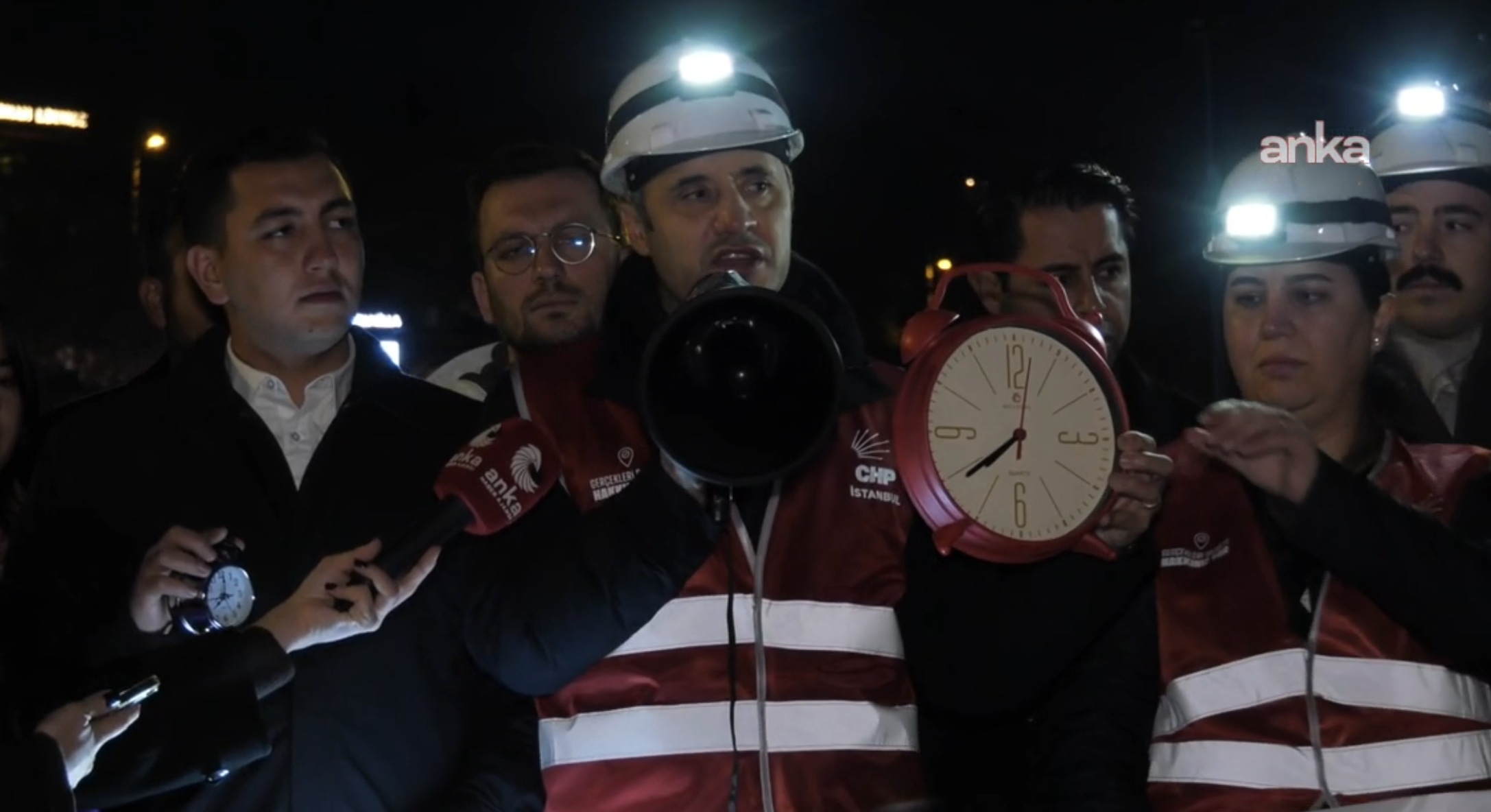 Beşiktaş'ta el fenerli, gaz lambalı "zifiri karanlık" protestosu!