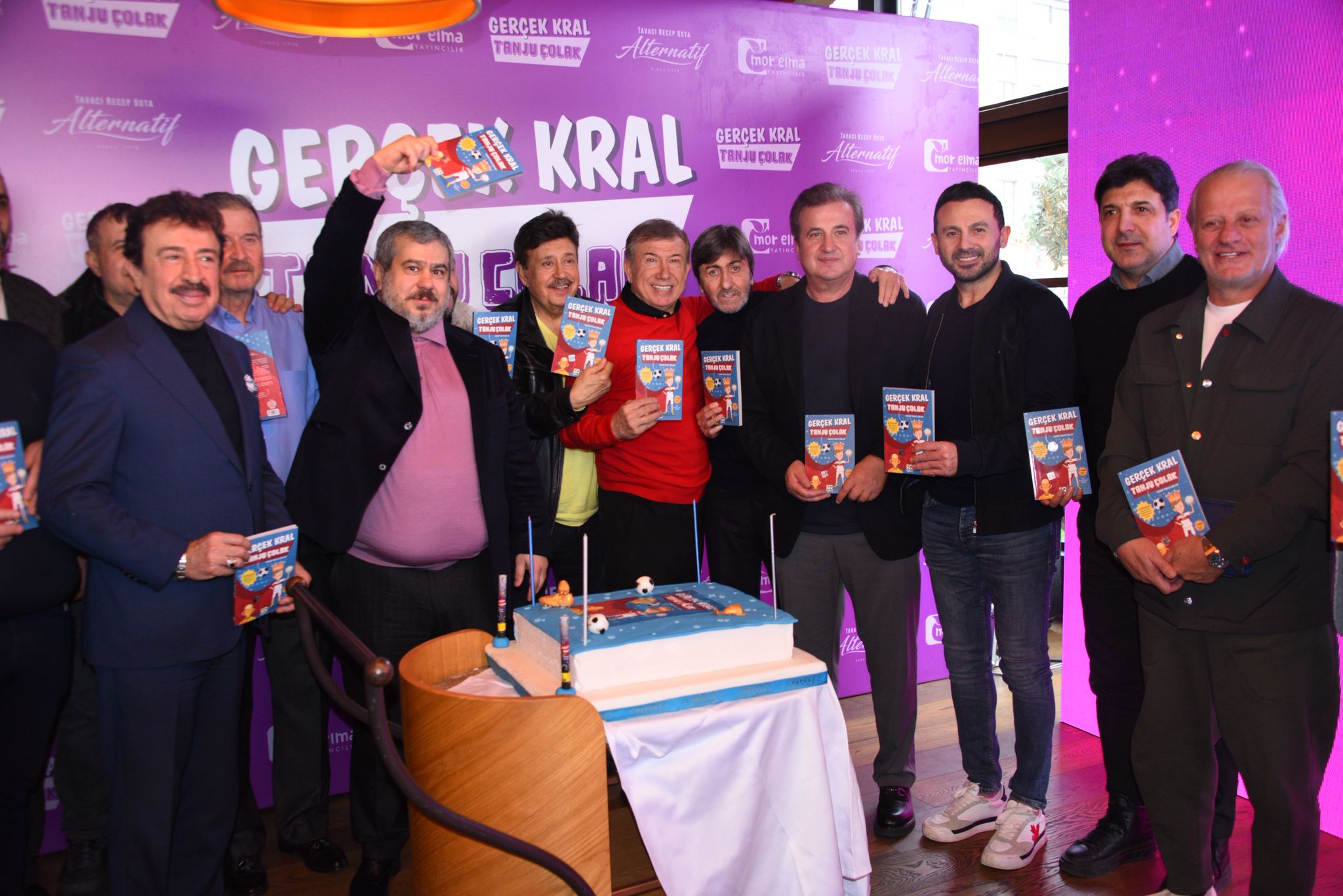 Efsane futbolcu Tanju Çolak kitap yazdı: “Gerçek Kral” çocuklarla buluştu