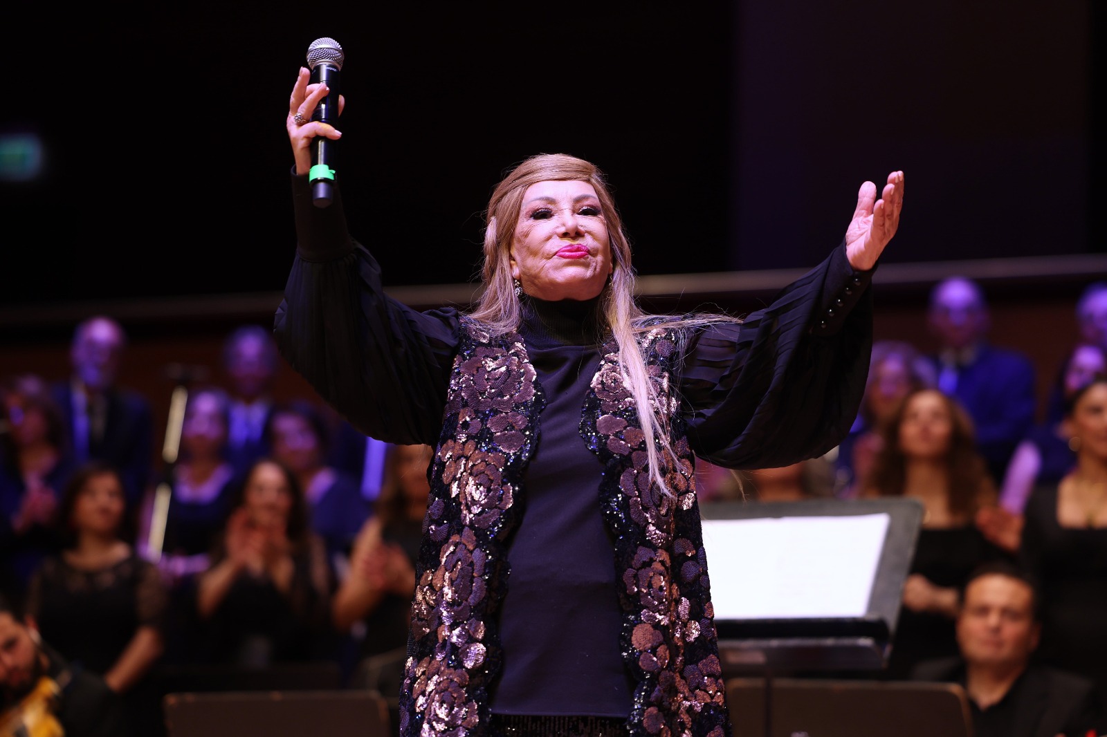 Bedia Akartürk’ten İzmir'de yeni yıl sürprizi