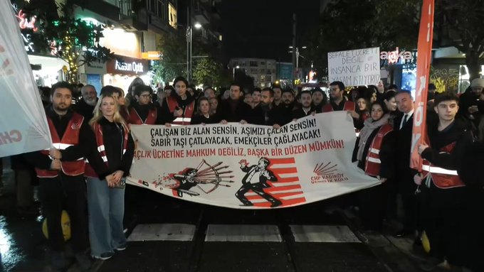 CHP'li gençler, Kadıköy’de asgari ücreti protesto etti: "Genel grev, genel direniş!"