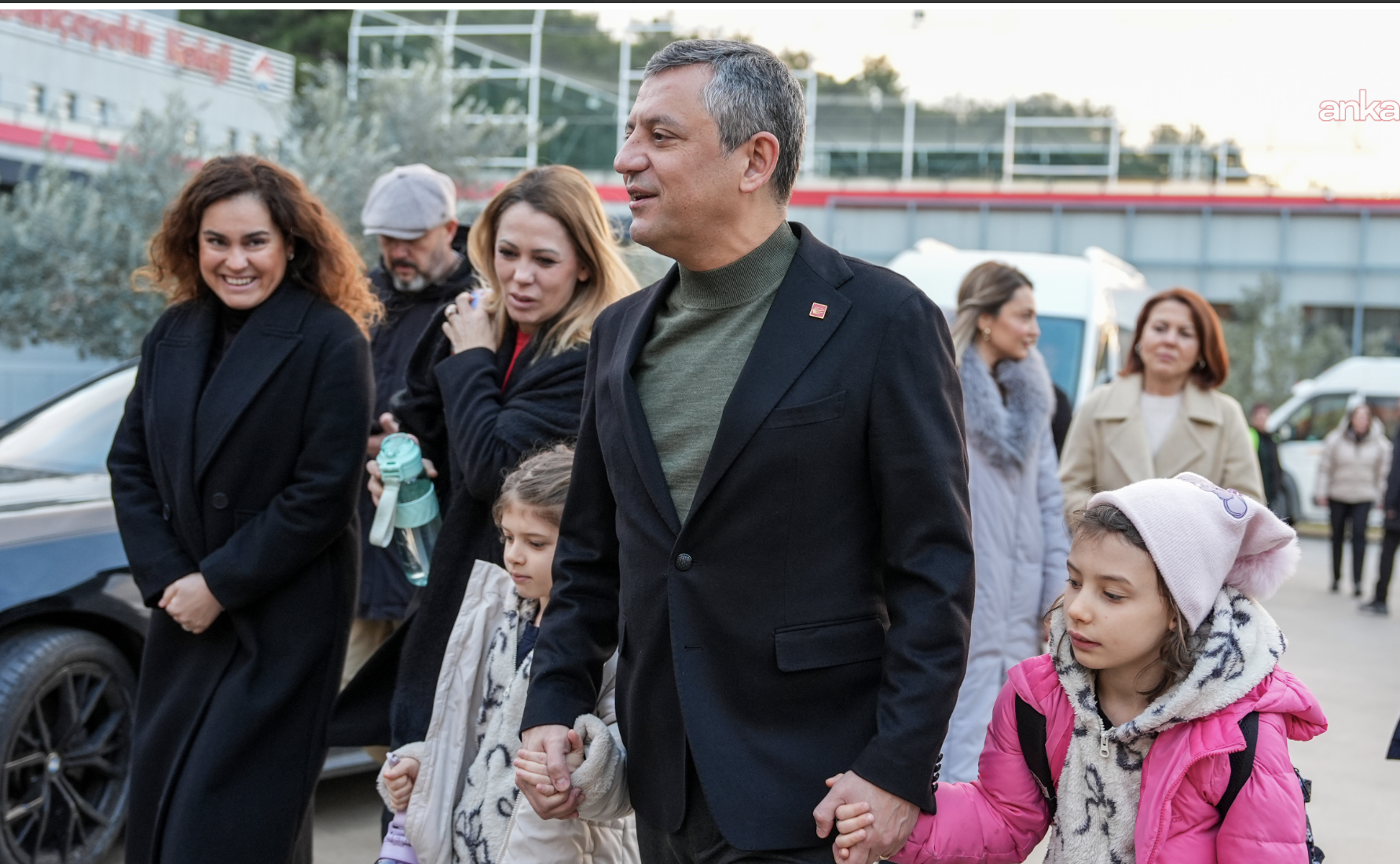 Özgür Özel, Ferdi Zeyrek’in kızlarının isteğini kırmadı