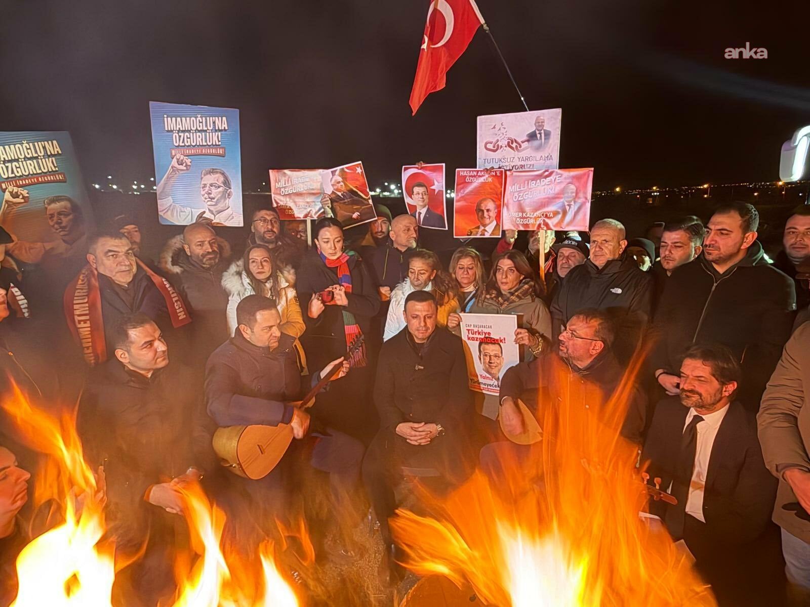 CHP’liler yeni yılı Silivri’de cezaevi önünde karşıladı: "Bu alkışlar aslanlarımıza gitsin"