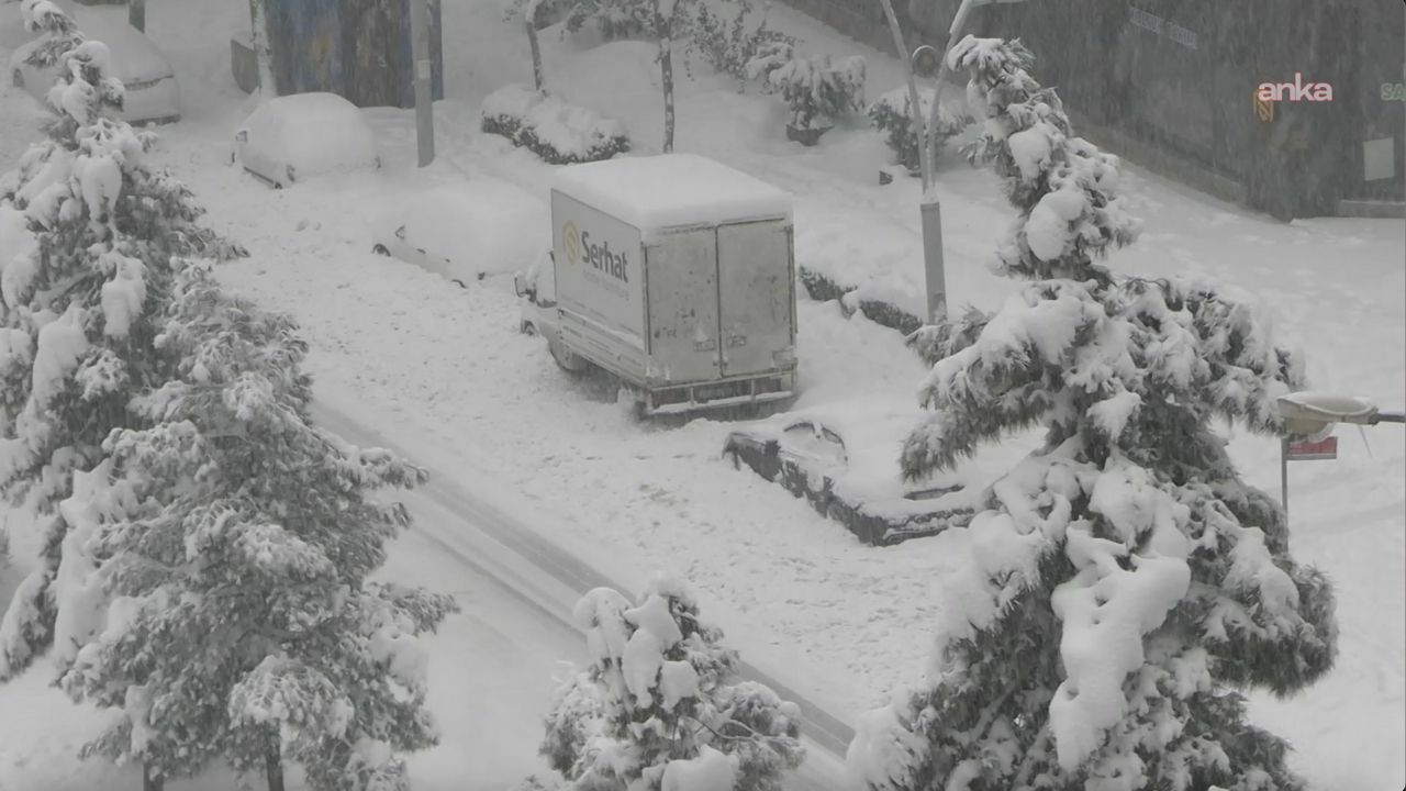 Diyarbakır’da kar hayatı felç etti: Araçlar kara gömüldü, uçuşlar iptal oldu