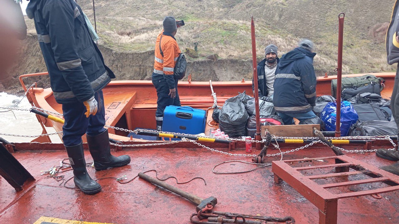 Karadeniz’de sürüklenen Türk gemisi karaya oturdu