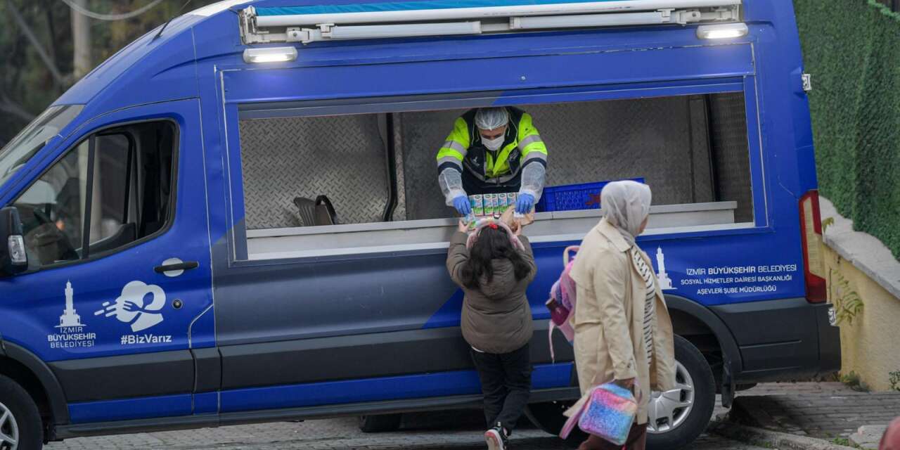 İzmir'de miniklere sabah kahvaltısı belediyeden