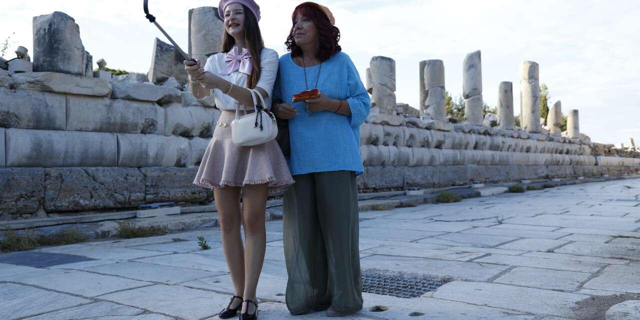 Efes’in gizeminde bir babaanne-torun dayanışması: Oya Başar başrolde