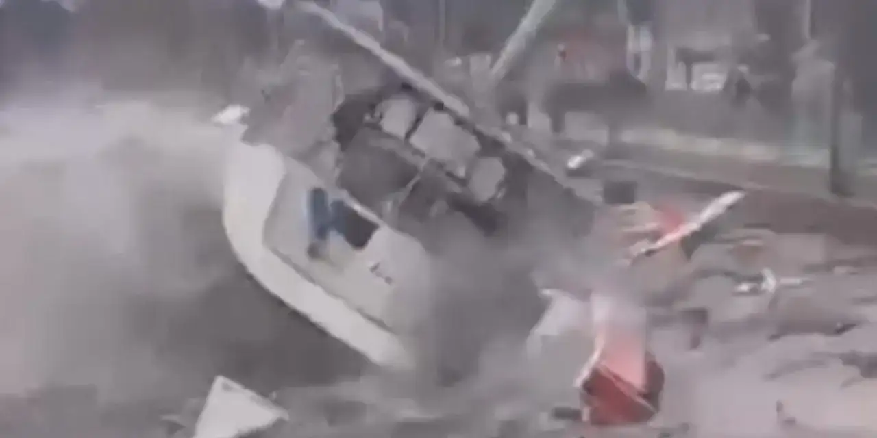 İstanbul'da fırtına: Tekneler alabora oldu, ağaçlar söküldü, çatılar uçtu!