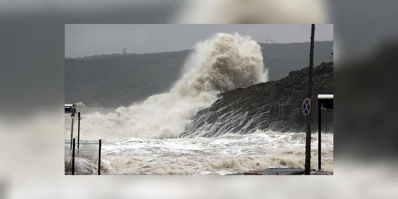 İstanbul'da fırtına: Tekneler alabora oldu, ağaçlar söküldü, çatılar uçtu!