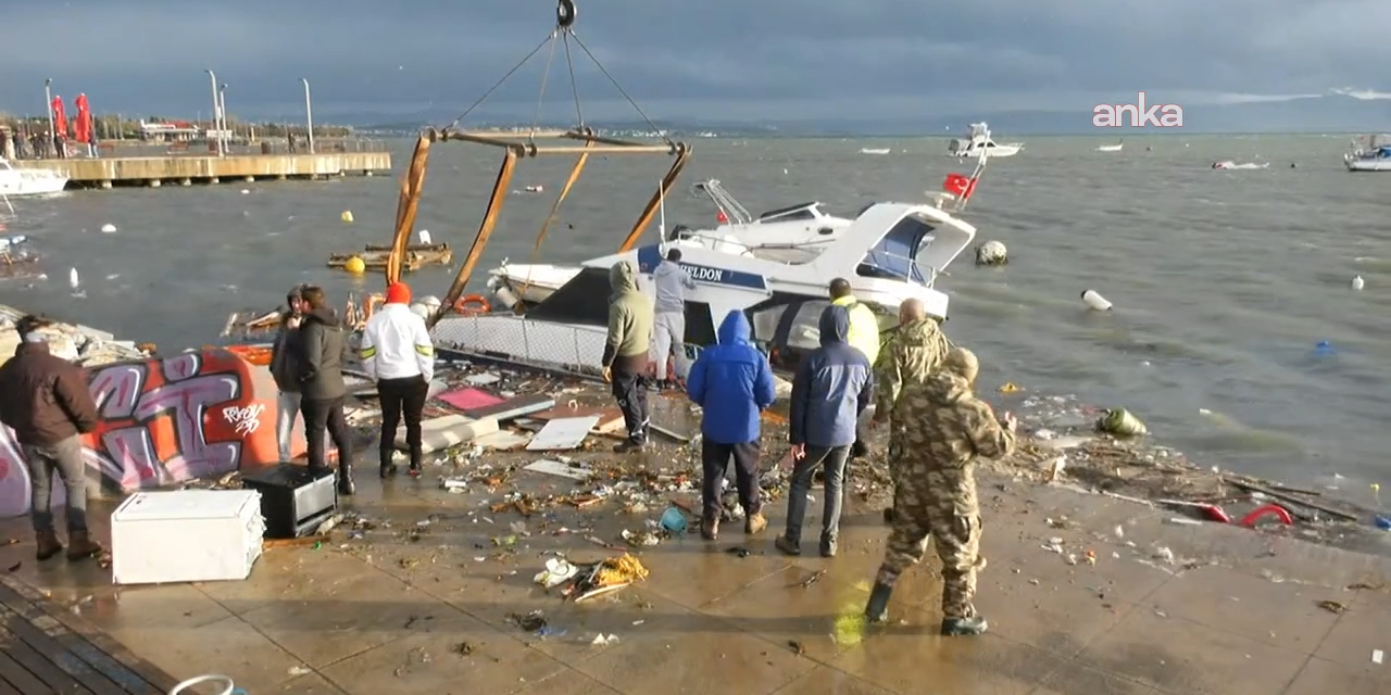 İstanbul'da fırtına çatıları uçurdu! 97 uçak seferi iptal edildi, 45 tekne zarar gördü