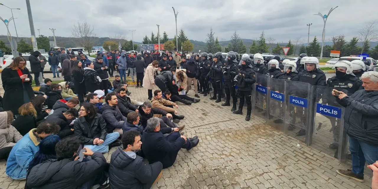 Kocaeli'de 'İmamoğlu' protestolarına katılan 2 öğrenci yurttan atıldı!