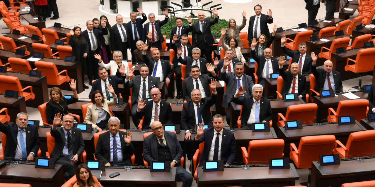 CHP'li vekillerin emekliler için 'Meclis' nöbeti başladı