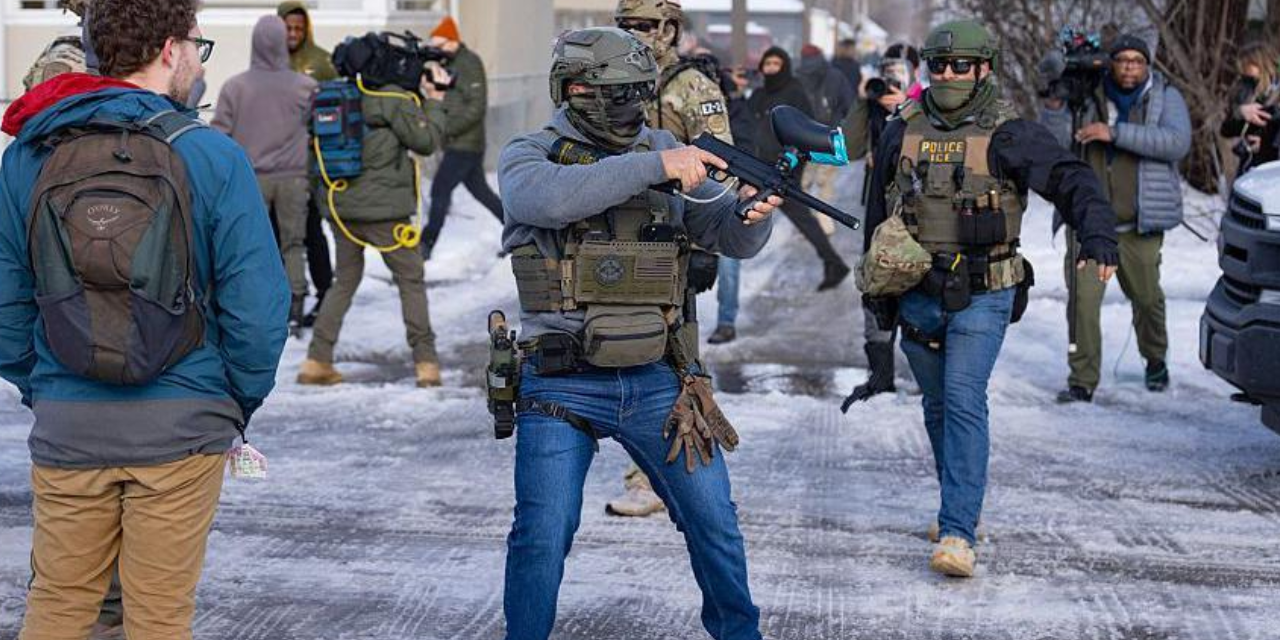 ABD'de öfkeli kalabalık, öldürülen kadın için sokakta: Polis biber gazı ve cop ile müdahale etti