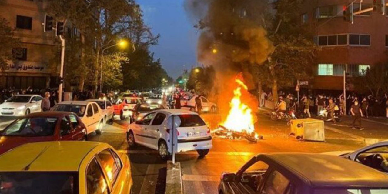 İran'da binler sokağa çıktı, internet erişimi kesildi