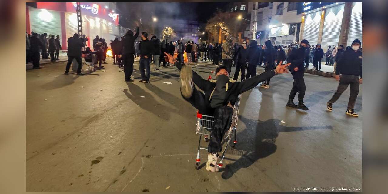 İran'da protestolar büyüyor: Trump 'askeri seçenek' dedi, Pehlevi ABD'ye göz kırptı, Kürtler eylemlerde ön planda