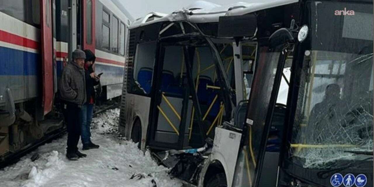 Diyarbakır’da belediye otobüsü trenle çarpıştı