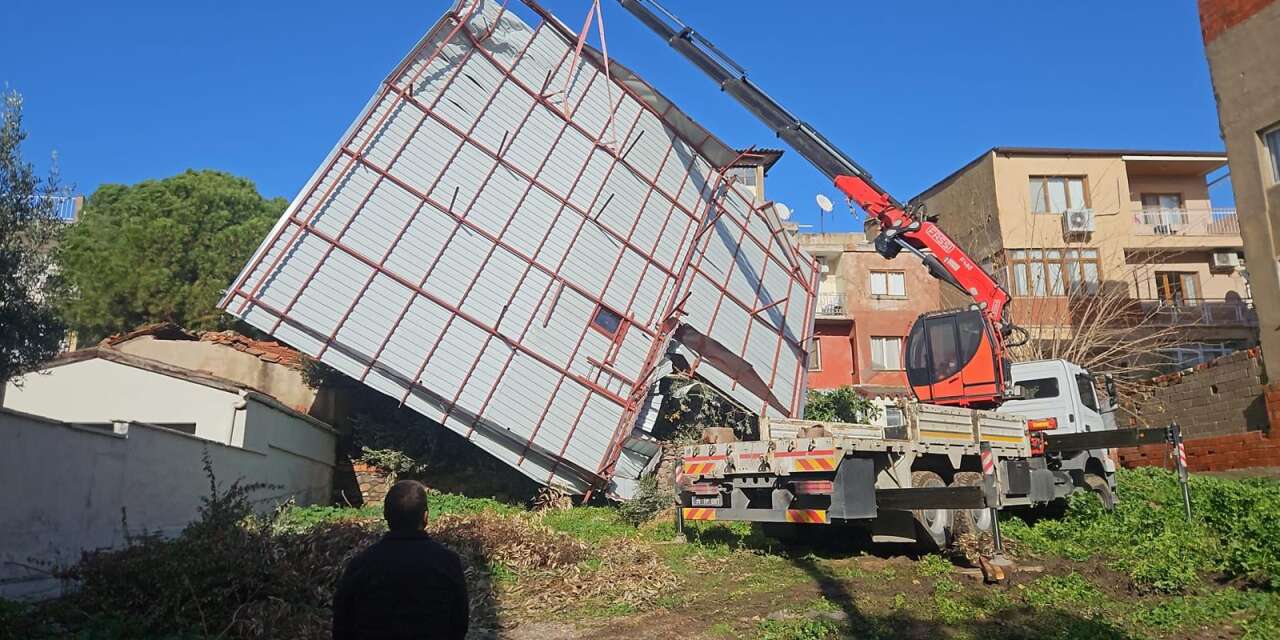 İzmir'de fırtınanın bilançosu: 89 ağaç devrildi, 17 çatı uçtu