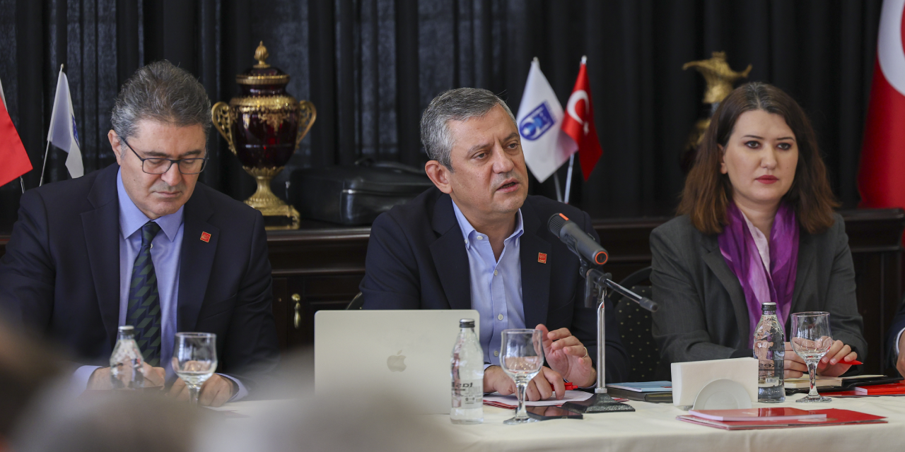 Özgür Özel, partisinin Doğu ve Güneydoğu bölgesi il başkanlarıyla bir araya geldi