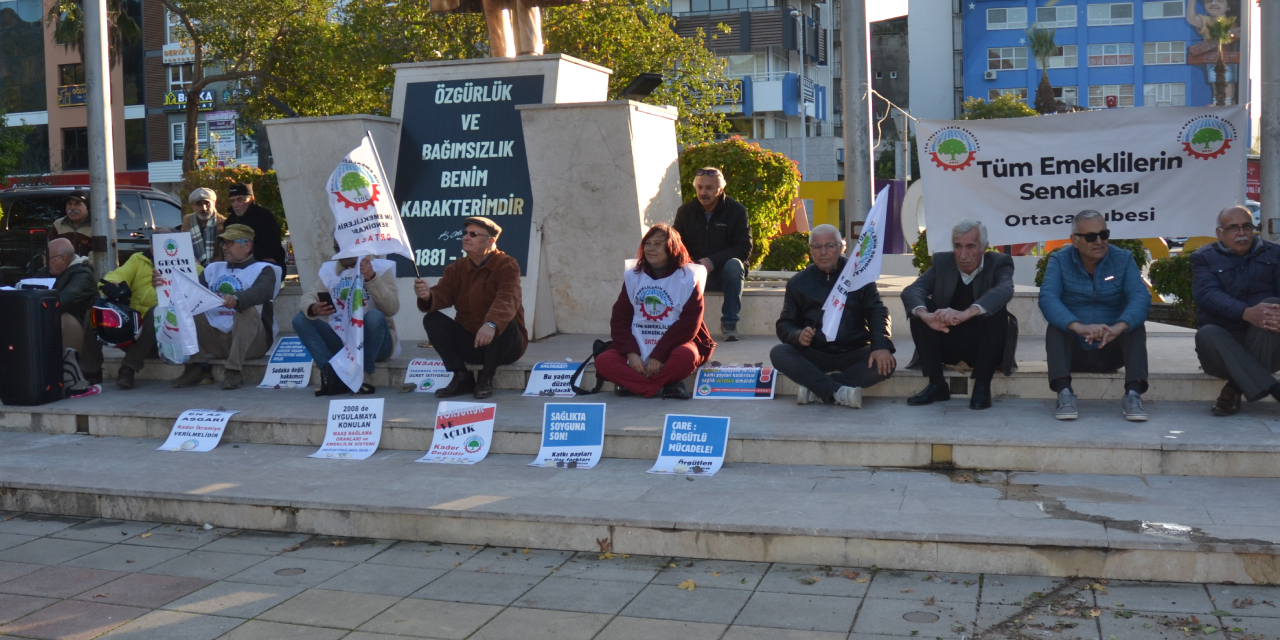 Emeklilerden aylıklarına yapılan zamlara karşı oturma eylemi