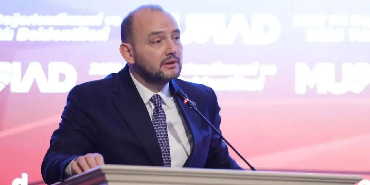 MÜSİAD Başkanı Mehmet Şimşek'in yüzüne bakarak ekonomiyi eleştirdi