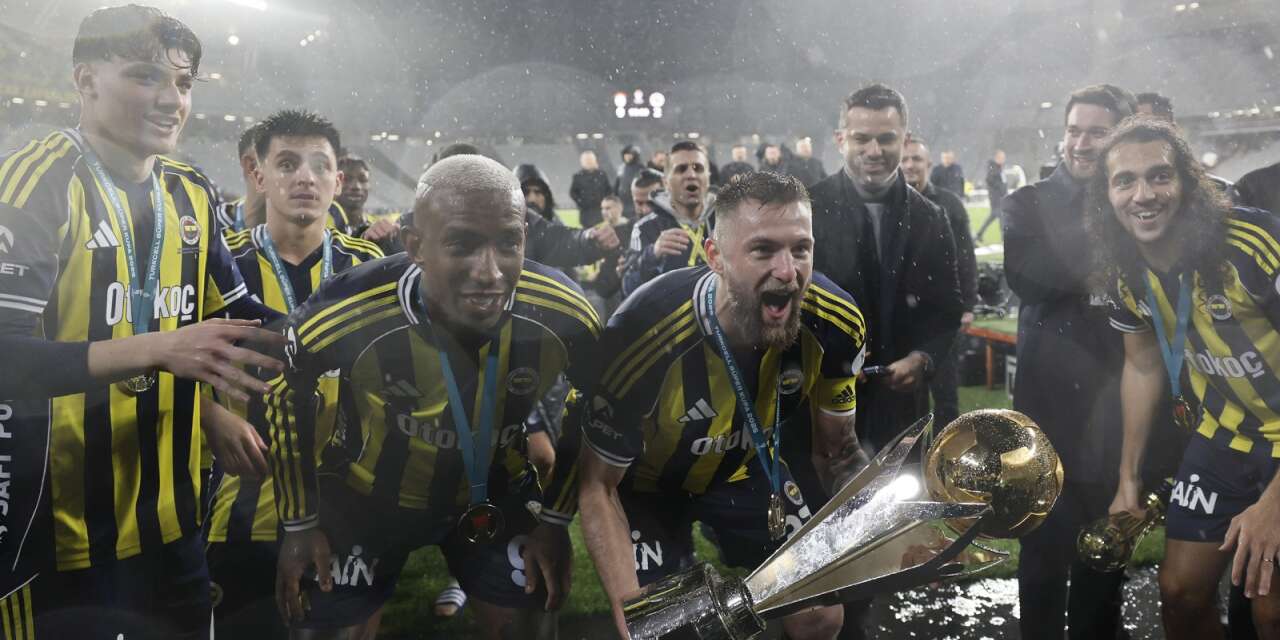 Süper Kupa’nın sahibi olan Fenerbahçe: “Kapıyı kapatın, başlıyoruz”