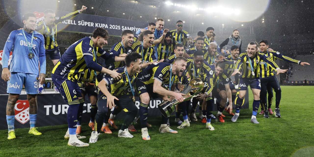 Saran’dan Süper Kupa zaferi sonrası soyunma odasında “aile” mesajı