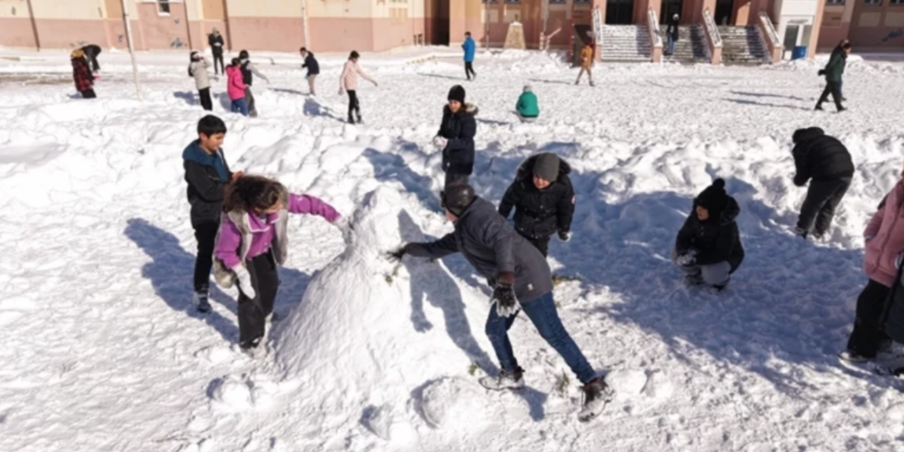 İstanbul’da eğitime kar arası: Okullar tatil edildi