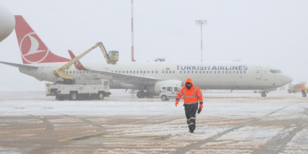 İstanbul'da uçuşlara kar engeli: THY'nin 54 seferi iptal edildi