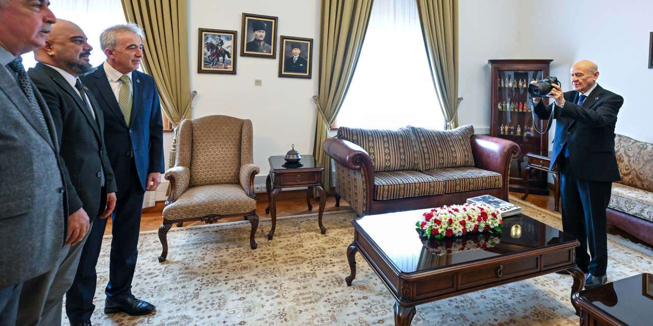 Meclis’te fotoğrafları bu kez Bahçeli çekti