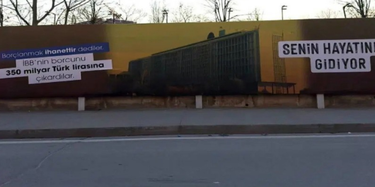 İBB duruşması öncesi AK Parti’den anti propaganda! Adliye yanına dev afiş asıldı