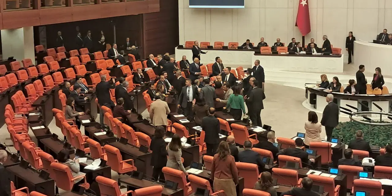 Meclis'te DEM Parti ve İYİ Parti arasında gergin anlar: Buldan araya girdi, oturuma ara verildi
