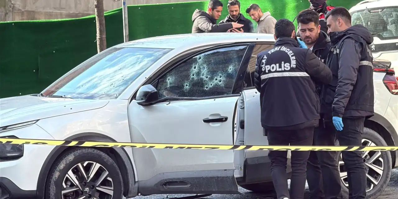 Kağıthane'de uzun namlulu silahlarla bir araca saldırı: Sürücü hayatını kaybetti