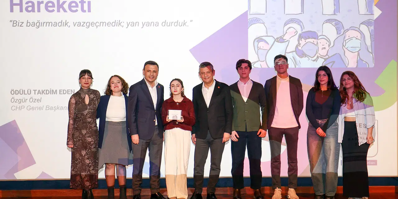 Özgür Özel, Saraçhane Öğrenci Hareketi’ne ödülünü takdim etti: ‘19 Mart’ta ilk sözü onlar söyledi’