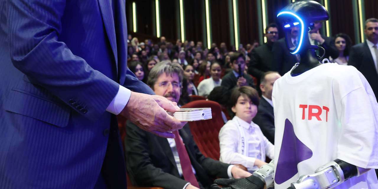 Türk mühendisler yaptı demişlerdi: Çin'e ait olan robot internete satılıyor!