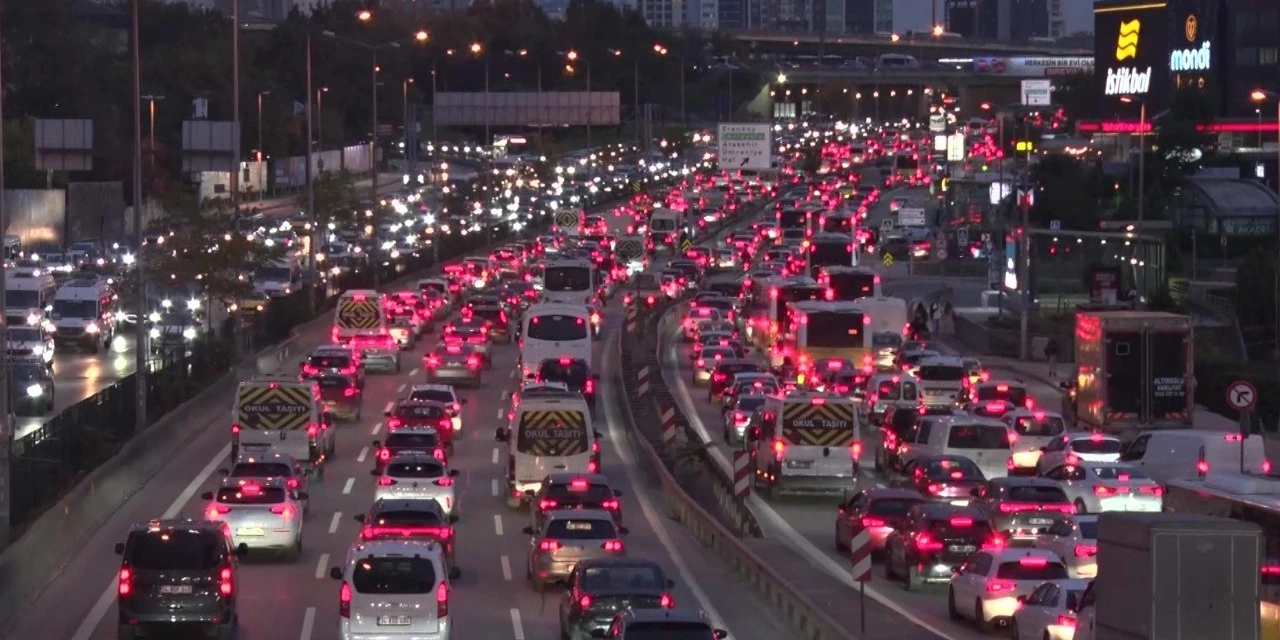 Ara tatil başladı, trafik kilitlendi: İstanbul'da yoğunluk yüzde 85'i gördü